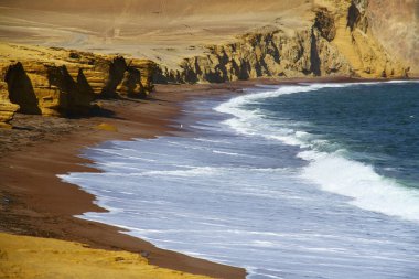 Peru 'daki Paracas Ulusal Rezervi' nin kıyı şeridi manzarası