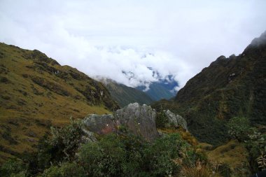 Intipata antik İnka kalıntıları, İnka Patikası, Peru 'dan dağların arasındaki Kutsal Vadi' nin inanılmaz manzarası..