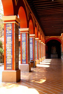 Santa Domingo Kilisesi, Lima, Peru - 21 Nisan 2019. Kilisenin ve Lima 'daki Santo Domingo Manastırı' nın atari salonlarıyla çevrili güzel avlu manzarası..
