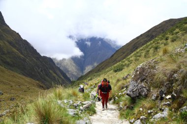 MACHU PICCHU 'ya giden InCA TRESİ, Peru - 23 Mart 2019. İnka Patikası 'nın zorlu yollarında dört gün boyunca Machu Picchu antik İnka şehrine giden kutsal vadiden geçtiler..