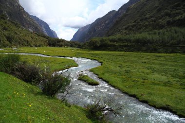 Laguna 69, Huascaran Ulusal Parkı, Peru 'nun yürüyüş parkında deresi olan güzel bir vadi manzarası..