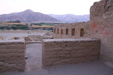 Paracas, Peru 'da İnkalar tarafından inşa edilmiş iyi korunmuş bir kerpiç kompleksi olan Tambo Colorado manzarası. 