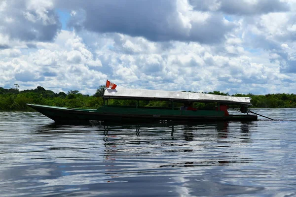 Barcă Plutește Apele Liniștite Ale Râului Amazon Din Iquitos Peru — Fotografie, imagine de stoc