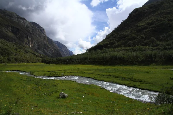 Laguna 69, Huascaran Ulusal Parkı, Peru 'nun yürüyüş parkında deresi olan güzel bir vadi manzarası..