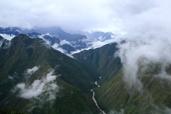 Intipata antik İnka kalıntıları, İnka Patikası, Peru 'dan dağların arasındaki Kutsal Vadi' nin inanılmaz manzarası..