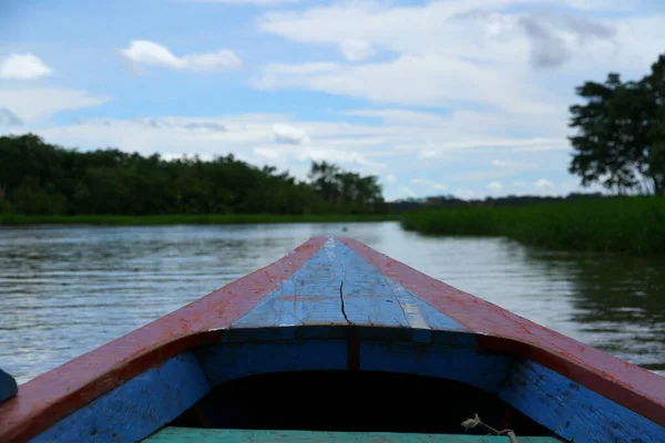 Barcă Plutește Apele Liniștite Ale Râului Amazon Din Iquitos Peru — Fotografie, imagine de stoc