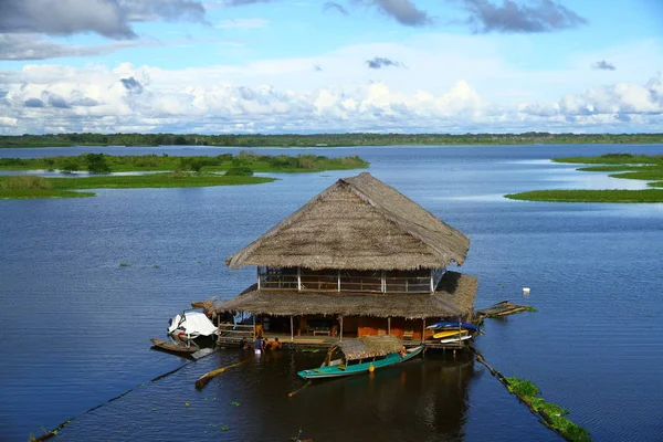Amazon River Iquitos Peru Aprilie 2019 Casă Plutitoare Bărci Fluviale — Fotografie, imagine de stoc
