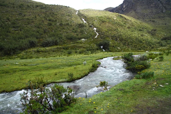 小川のある渓谷の美しい風景 ラグナ69のハイキングコース フアスカラン国立公園 ペルー — ストック写真