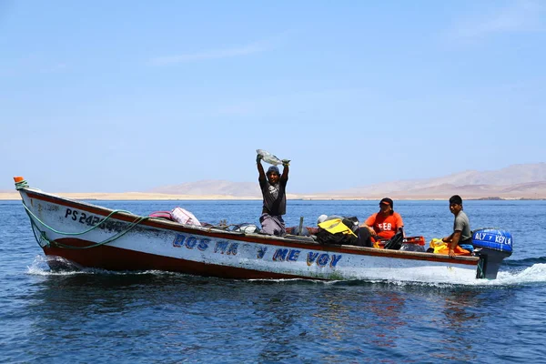 Ballestas Islands Paracas Peru April 2019 Fisherman Boat Trying Sell — Stockfoto
