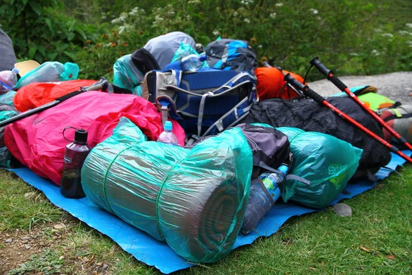 Vue Sur Plusieurs Sacs Dos Sur Herbe Pérou — Photo