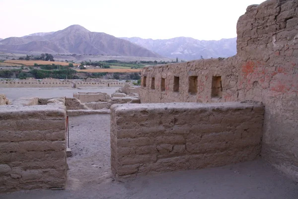 Paracas, Peru 'da İnkalar tarafından inşa edilmiş iyi korunmuş bir kerpiç kompleksi olan Tambo Colorado manzarası. 