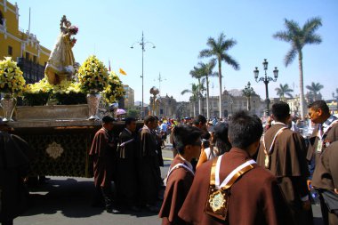 Plaza De Armas, Lima, Peru - 21 Nisan 2019. Semana Noel Baba 'nın şenlikleri sırasında geçit töreninden bir manzara. İnsanlar omuzlarında Lima 'nın azizlerinin simgelerini taşıyor..