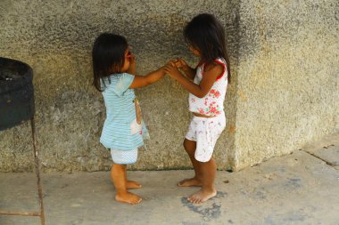 Bahçede oynayan çocuk manzarası, Peru