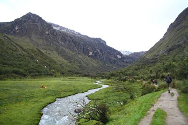 Laguna 69, Huascaran Ulusal Parkı, Peru 'nun yürüyüş parkında deresi olan güzel bir vadi manzarası..
