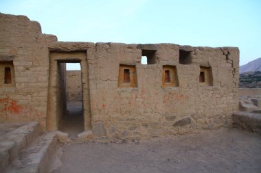 Paracas, Peru 'da İnkalar tarafından inşa edilmiş iyi korunmuş bir kerpiç kompleksi olan Tambo Colorado manzarası. 