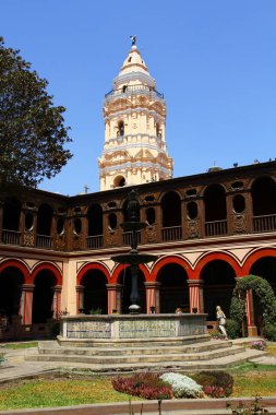 Santa Domingo Kilisesi, Lima, Peru - 21 Nisan 2019. Kilisenin ve Lima 'daki Santo Domingo Manastırı' nın atari salonlarıyla çevrili güzel avlu manzarası..
