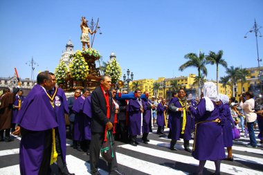 Plaza De Armas, Lima, Peru - 21 Nisan 2019. Semana Noel Baba 'nın şenlikleri sırasında geçit töreninden bir manzara. İnsanlar omuzlarında Lima 'nın azizlerinin simgelerini taşıyor..