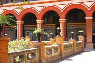 Santa Domingo Kilisesi, Lima, Peru - 21 Nisan 2019. Kilisenin ve Lima 'daki Santo Domingo Manastırı' nın atari salonlarıyla çevrili güzel avlu manzarası..