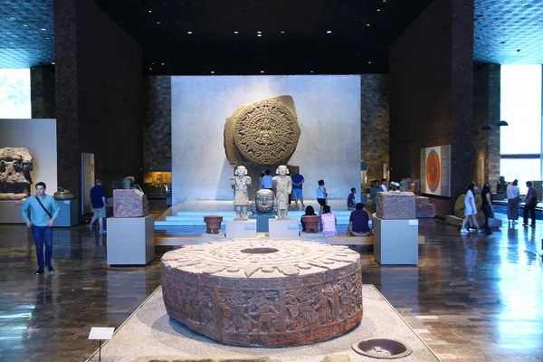 Ulusal Antropoloji Müzesi, Mexico City, Meksika - 30 Mayıs 2019. En büyük koleksiyonlara ve Mexico City 'de en çok ziyaret edilen müzeye sahip olan müzenin iç manzarası..