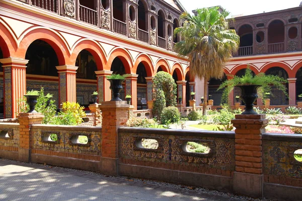 サントドミンゴの教会と修道院 ペルー 4月2019 リマのサントドミンゴ教会と修道院のアーケードに囲まれた美しい中庭の景色 — ストック写真