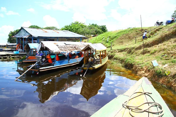 Amazon River Iquitos Peru April 2019 Uitzicht Rivier Waar Bewoners — Stockfoto