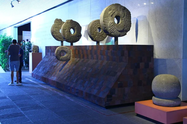 Ulusal Antropoloji Müzesi, Mexico City, Meksika - 30 Mayıs 2019. En büyük koleksiyonlara ve Mexico City 'de en çok ziyaret edilen müzeye sahip olan müzenin iç manzarası..