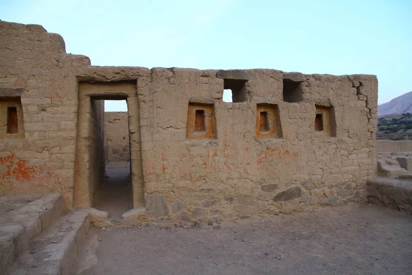 Paracas, Peru 'da İnkalar tarafından inşa edilmiş iyi korunmuş bir kerpiç kompleksi olan Tambo Colorado manzarası. 