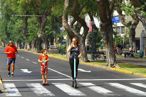 Lima Peru 2019年4月21日 利马的街景星期天早上 人们喜欢在街上骑车 慢跑和骑摩托车 没有车辆往来 — 图库照片