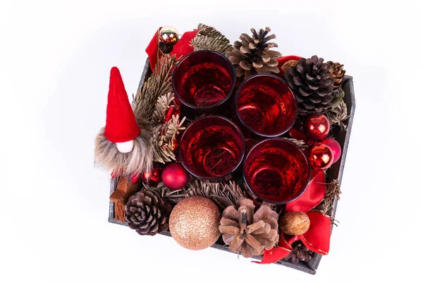 Ein Adventskranz mit Tannenzapfen, Weihnachtskugeln, Kerzen und einem Zwerg auf weißem Hintergrund — Stockfoto