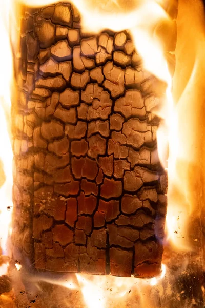 Κοντινό πλάνο του ξύλου που καίγεται σε φωτιά — Φωτογραφία Αρχείου