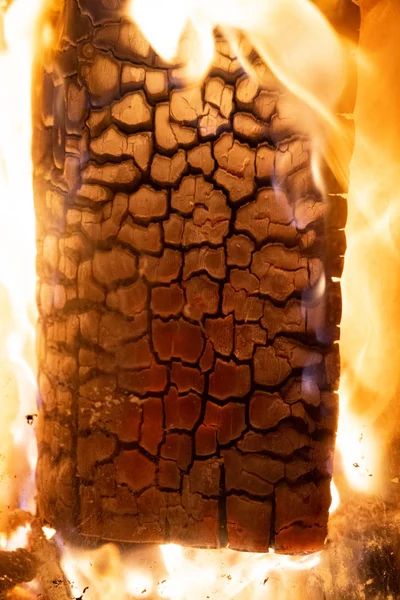 木柴在火中燃烧的特写镜头 — 图库照片