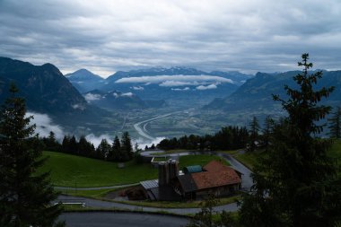 Bir dağ sırası ve bulutlarda bir vadi - mavi renkler