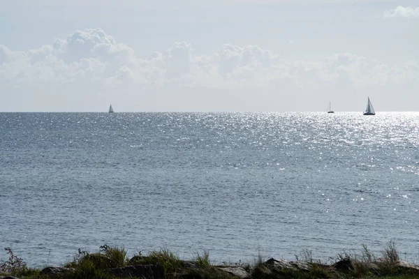 L'oceano scintillante con barche a vela in lontananza — Foto Stock