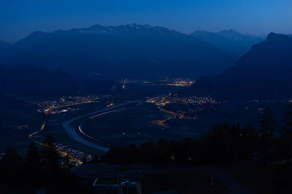 A mountain range, a city and a tree during the colorful sunset — 스톡 사진