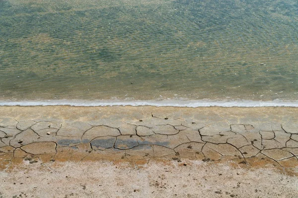 Η άκρη του νερού στην ακτή - τυρκουάζ νερά — Φωτογραφία Αρχείου
