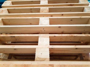 Endüstri ortamında bir yığın ahşap palet