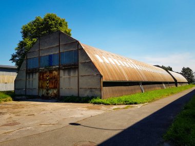Eski bir askı ya da üretim tesisi - endüstri harabesi - eski renkli bina