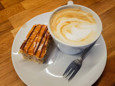 Çikolatalı vejetaryen muzlu karamel kek ve yulaf sütlü kapuçino.