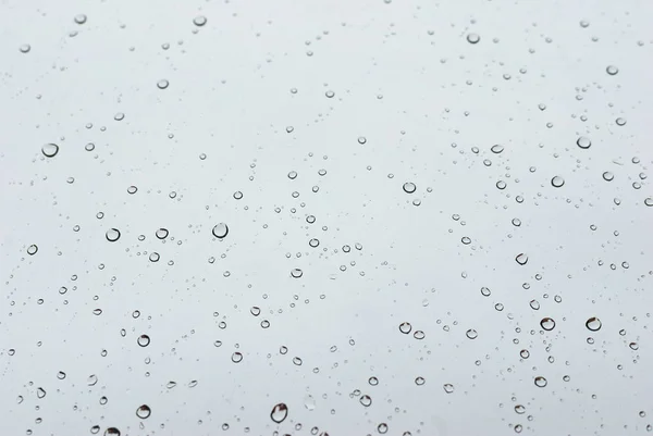 Wassertropfen auf sauberes, helles Fenster — Stockfoto