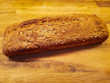 Tahta bir masada ev yapımı ekmek.