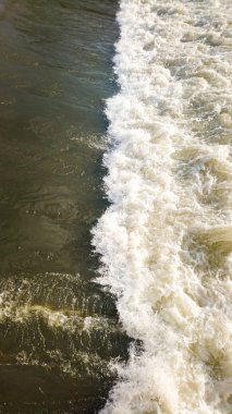 Tepeden büyük bir dalga.