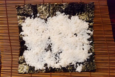 Açık suşi rulosunun üst görünümü doldurulmaya hazır