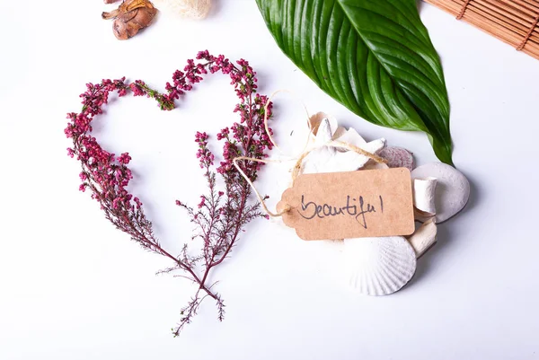 Kolekcja elementów wellness i serce zbudowane z gałęzi i tagu z napisem "piękne" — Zdjęcie stockowe