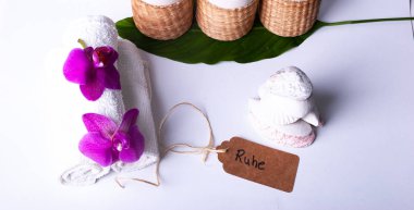 Sağlık malzemelerinin bir koleksiyonu ve dallardan yapılmış bir kalp ve Almanca 