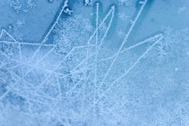 Pencerede buz çiçekleri ve kristaller