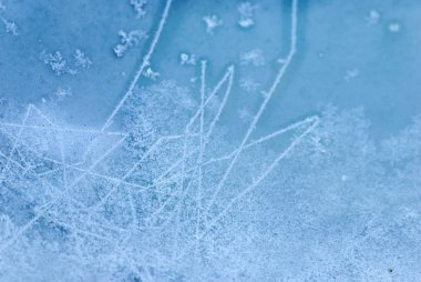 Pencerede buz çiçekleri ve kristaller