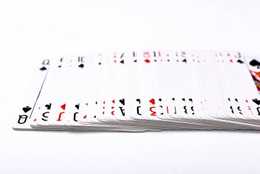 Beyaz arkaplanda oyun kartlarının açılı görünümü, üstte vale