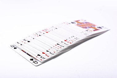 Beyaz arkaplanda oyun kartlarının açılı görünümü, üstte vale