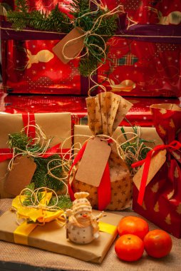 Süslü bir Noel hediyesi koleksiyonu.