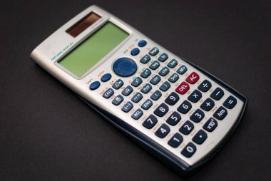 Siyah arkaplanda bir el hesap makinesi
